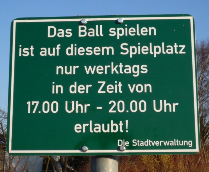 Vogtländische Stadt stellt Ballspiel-Verbotsschild auf - 
              <p class="artikelinhalt">Um dieses Schild der Stadt Oelsnitz auf dem Spielplatz Ährenfeld geht es: Im Dezember 2009 entfernt, jetzt erneut angebracht. </p>
            