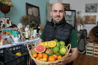 Vogtländischer Dorfladen bietet jetzt Südfrüchte aus Sizilien - Michael Ehrhardt zeigt die unbehandelten Südfrüchte im Kloschwitzer Dorfladen.