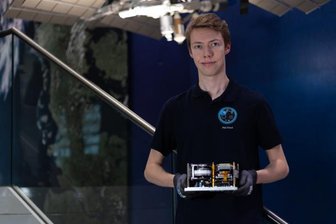 Vogtländer an Experiment für Internationale Raumstation ISS beteiligt - Phil Kreul mit dem fertigen Flugmodell für die ISS kurz vor dem Start.