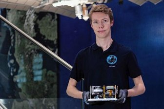 Vogtländer an Experiment für Raumstation ISS beteiligt - Phil Kreul mit dem fertigen Flugmodell für die ISS kurz vor dem Start.