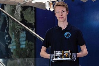 Vogtländer an Experiment für Raumstation ISS beteiligt - Phil Kreul mit dem fertigen Flugmodell für die ISS kurz vor dem Start.
