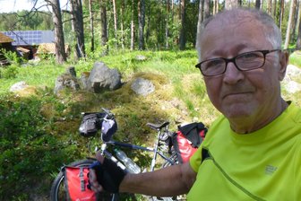 Vogtländer Andreas Krauß macht seit Jahren mit 35 Euro Tagesbudget Urlaub: Wie geht das? - Andreas Krauß auf seiner Radtour durch Südschweden bis ins Vogtland. Er fährt durch viel Wald und entlang an Fjorden und Seen - die Radwege indes sind voll grobem Schotter.