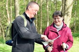 Vogtländer atmen auf: Endlich wieder raus! - Bettina und Michael Kolbe aus Gürth zählen sonst zum Helferteam der Wanderung. Diesmal nutzten sie die Chance, sich selbst unter die Teilnehmer zu mischen. 
