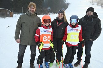 Vogtländer auf der Piste: Ein ganzer Jahrgang fährt ins Skilager - Trainerin Celine Zander und Rüdiger Spies (links), Fachkonferenzleiter Sport am Gymnasium, Unternehmer Rainer Gläß (rechts) sowie zwei Schüler.