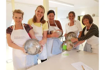 Vogtländer backen ihr eigenes Brot -„Gerhardt“ macht das Mischbrot schön - Endlich ist der Teig glatt: 15 Minuten Dauerkneten können ordentlich an die Substanz gehen. Kursleiterin Saskia Bues (2. von links) ist mit den Ergebnissen zufrieden.