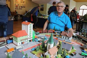 Vogtländer baut Modelleisenbahnanlage mit Stationen seines Lebens - Ulli Wolfrum aus Syrau hat sozusagen sein Leben in der Modelleisenbahnanlage verbaut.