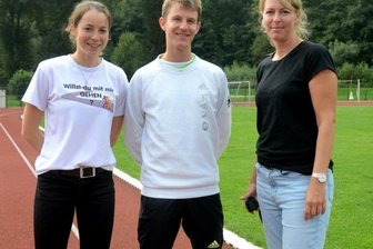 Vogtländer beeindrucken ihre Stargäste - Teresa Zurek und Leo Köpp (von links), Mitglieder des deutschen Nationalteams im Gehen sowie Nachwuchsbundestrainerin Manja Berger (rechts) warben in Lengenfeld für ihren Sport.