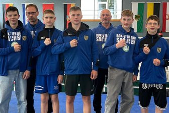 Vogtländer bei Deutscher Box-Meisterschaft: Kampfgeist ist da, es fehlt allein das Losglück - Die Klingenthaler Delegation: Von links Bruno Tischer, Trainer Lutz Wollner, Nils Bernhardt, Elias Gladzinski, Trainer Thomas Funke, Keath Engelke und Ron Lesser.