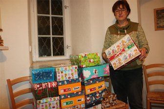 Vogtländer beschenken auch in diesem Jahr Kinder in Osteuropa mit weihnachtlich gefülltem Schuhkarton - Anja Baumann hat die Hilfsaktion „Weihnachten im Schuhkarton“ in der Region mitr koordiniert.