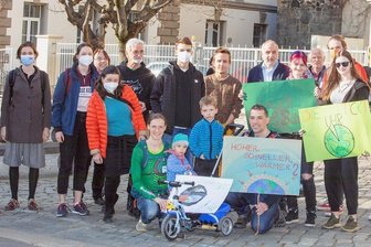 Vogtländer beteiligen sich an weltweiter Protestaktion für Klimaschutz - Unter den gut 30 Demonstranten, die sich am Nachmittag auf dem Theaterplatz in Plauen versammelt hatten, war auch Rico Gebhardt (5. von rechts/hinten), Fraktionsvorsitzender der Linken im Sächsischen Landtag.