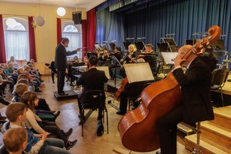 Vogtländer bieten besondere Musikstunde im Erzgebirge - Die Vogtland-Philharmonie Greiz-Reichenbach kehrt mit „Kids meet Classic“ nach Elterlein zurück.