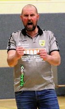Vogtländer bleiben in der 3. Liga - Der Vulkan an der Seitenlinie brodelte wieder. Am Ende bejubelte VSV-Trainer Alexander Krug den Klassenerhalt seines Teams.