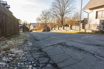 Vogtländer brauchen Geduld: Fahrbahn im Winter noch ohne Entwässerung - Nötig hat sie es definitiv: Die Werdaer Straße in Kottengrün wird ab April 26 saniert.