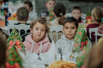Vogtländer bringen 5500 Kindern Weihnachtsfreude: „Die jüngeren Kinder wissen gar nicht, was friedliche Weihnachten sind“ - Auch in den ukrainischen Unterkarpaten erleben die Kinder das vierte Kriegsweihnachten.