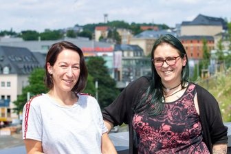 Vogtländer engagieren sich gegen Hassreden im Internet - Sie engagieren sich aktiv für einen sachlichen Austausch über Themen, die die Region bewegen. Cathleen Klaus (links) und Brita Bluhm haben eine Gruppe im sozialen Netzwerk gegründet, die ohne Hass und Hetze diskutieren will.