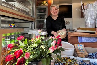 Vogtländer erfüllt sich großen Traum: In diesem Reichenbacher Foodtruck gibt es jetzt nicht nur Pelmeni und Borsch - Oxana Vogel verkauft im Foodtruck an der Friedensstraße in Reichenbach frisch zubereitete osteuropäische Spezialitäten.
