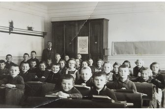 Vogtländer erinnert sich an Talsperren-Explosion mit Tellermine: „Ich hatte das Scheißding in der Hand“ - Das Klassenfoto zeigt Manfred Lorenz als etwa Zwölfjährigen. Er sitzt in der zweiten Reihe rechts außen.