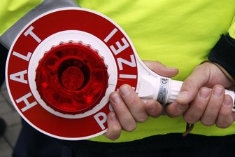 Vogtländer fährt betrunken Schlangenlinien - Ein Vogtländer fuhr betrunken Schlangenlinien und wollte nach Kiel. Polizisten stoppten seine Fahrt.