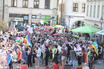 Vogtländer feiern den vierten CSD: Alle Infos rund um das Fest für Gleichberechtigung am Samstag in Plauen - Rund 430 Menschen zogen zum dritten CSD im vorigen Jahr durch Plauen.