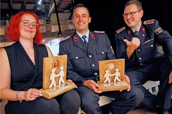 Vogtländer für Engagement mit "Stein im Brett" geehrt - Catharina Große von der Lengenfelder Kita am Park und Marcel Weber (Mitte) von der Jugendfeuerwehr Lengenfeld arbeiten seit vielen Jahren erfolgreich zusammen. Der Lengenfelder Jugendfeuerwehrwart Ronny Große hat sich für ihre Preis-Nominierung stark gemacht.