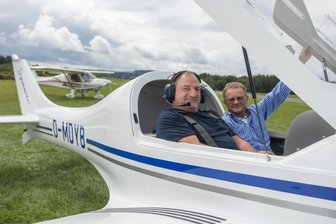 Vogtländer gehen in die Luft: Auerbacher Hobbypiloten machen Appetit aufs Fliegen - Tino Springer aus Plauen und Pilot Harald Rink haben einen Rundflug übers Vogtland gemacht.