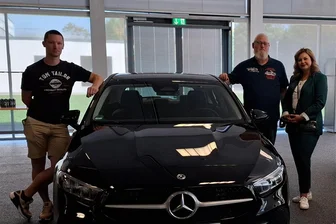 Vogtländer gewinnt Mercedes im Wert von 46.500 Euro - Nehmen das Auto in Empfang: Silvio Heinz Senior (Mitte) und sein Sohn Silvio Heinz Junior sowie Jessica Czech, Mitarbeiterin Marketing der Volksbank Vogtland-Saale-Orla.