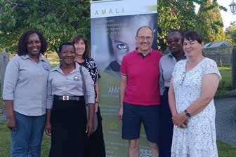 Vogtländer helfen in Uganda: „Mit so viel Armut hatten wir nicht gerechnet“ - Mit Gästen aus Uganda feiert Amali sein Jubiläum: Annette Akankwasa, Sarah Nassozi, Heidi Schettler, Sven Kummer, Ann Kalega, Karin Sandner (von links).