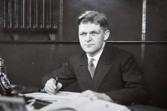 Vogtländer hingerichtet - und keiner erfährt es - Kurt Frank in den 1930er-Jahren am Schreibtisch. Die Ungewissheit über sein Schicksal beginnt im Oktober 1951, als er verhaftet wird. 1957 erfährt die Familie ohne nähere Angaben von seinem Tod.