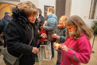 Vogtländer holen sich das Friedenslicht aus Bethlehem - Christel Forner mit Mirijam (rechts) und Rosalie nahmen sich am Mittwochabend in der Plauener Johanniskirche das Friedenslicht mit nach Hause.