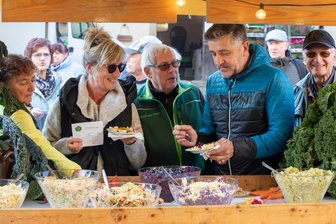 Vogtländer im Krautfieber: Ein Fest der Genüsse im Plauener Pfaffengut - Klaus und Ina Kellermann aus Rotschau waren zum dritten Mal Gäste des Krautfestes. Zwischen ihnen Helfer Peter Triebel.