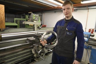 Vogtländer ist Landessieger seines Handwerks - Nick Fischer mit einem von ihm gefertigten sogenannten Schaufelradantrieb für Druckmaschinen.