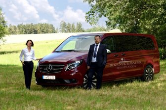 Vogtländer können letzte Ruhe im Dünensand finden - Katja Sciascia und ihr Mann Antonio sind die zweite Generation des Adorfer Bestattungsunternehmens Rozynek und Bauer. Katja Sciascias Schwester Jana Schlitter arbeitet ebenfalls im Familienbetrieb.