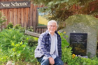 Vogtländer lädt zu Pfingsten in seine Scheune nach Bergen ein: „Die Leute sollen glauben, was sie wollen“ - Bernd Windisch vor seiner „Neuen Scheune“ neben einem symbolischen Gedankengrab.