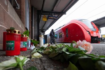 Vogtländer leistete Erste Hilfe nach Angriff auf Zugbegleiter in Rheinland-Pfalz - Kerzen und Blumen erinnern auf dem Bahnhof in Landstuhl an den getöteten Bahnmitarbeiter Serkan Çalar.