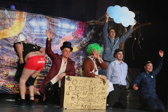 Vogtländer mischen Faschings-Party in Thüringen auf: „Der Bus war sofort voll, kaum dass wir ihn bestellt hatten“ - Schokoladig und fantasievoll: Das Weischlitzer Männerballett präsentierte „Wonka und die Schokoladenfabrik“.