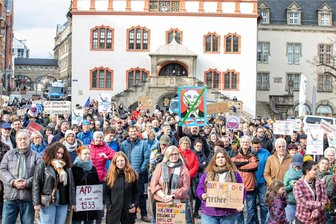 Vogtländer nutzen demokratische Rechte: Wofür und wogegen sie am Wochenende auf Straßen demonstrierten - Hunderte Vogtländer haben sich am Sonntag auf dem Plauener Altmarkt versammelt, um ein Zeichen gegen Rechtsextremismus zu setzen. Zu Wort kamen Menschen aus der Mitte der Gesellschaft.