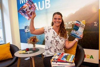Vogtländer packt die Reiselaune: Was derzeit besonders gefragt ist - Franziska Hegner in ihrem Reisebüro Sonnenklar. 