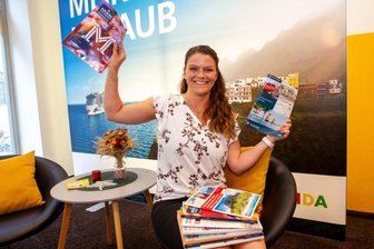Vogtländer packt die Reiselust - Franziska Hegner in ihrem Reisebüro Sonnenklar.