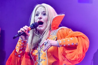 Vogtländer: Per Bus zu Stefanie Hertels Musical in Hamburg - Stefanie Hertel als Tanja im Abba-Musical „Mamma Mia!“ im Stage Theater Neue Flora Hamburg.