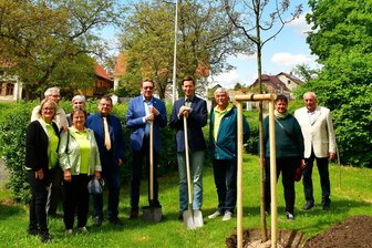 Vogtländer pflanzen Zierapfel als lebendiges Symbol der Partnerschaft - Die Delegation aus dem Vogtland nach der Baumpflanzaktion in Ročov.