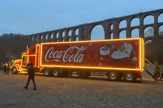 Vogtländer rätseln: Warum steht der Coca-Cola-Truck an der Göltzschtalbrücke? - Ein Truck des Getränkekonzerns Coca Cola macht an diesem Wochenende Station an der Göltzschtalbrücke.