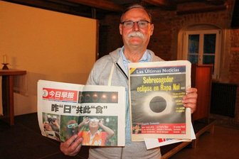 Vogtländer reist für eine totale Sonnenfinsternis rund um die Welt - Bernd Hüttner zeigt Zeitungen, die über die Sonnenfinsternisse in ihren Ländern berichteten.