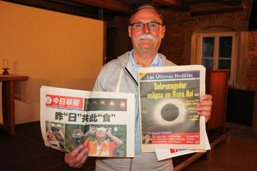 Vogtländer reist für eine totale Sonnenfinsternis rund um die Welt - Bernd Hüttner zeigt Zeitungen, die über die Sonnenfinsternisse in ihren Ländern berichteten. 