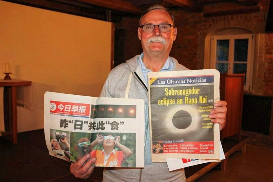 Vogtländer reist rund um die Welt, um bei einer totalen Sonnenfinsternis live dabei zu sein - Bernd Hüttner zeigt Zeitungen, die über die Sonnenfinsternisse in ihren Ländern berichteten.