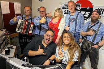 Vogtländer rocken Oktoberfest auf Sri Lanka - The Millers in der Oktoberfest-Besetzung für Sri Lanka mit René Schröder, Pieter Müller, Vivien Müller, Ralph Otto, Alexander Seidel (von links). Nach dem Besuch bei einem Radiosender mussten die Musiker aus dem Vogtland immer wieder Autogramme geben.