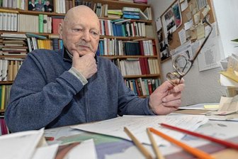 Vogtländer schreibt Theatergeschichte - Christian Martin aus Ellefeld ist des Vogtlands einziger Dramatiker: Gesellschaftskritische Themen, dargebracht in verknappter, an Dialekt angelehnter Kunstsprache, sind sein Markenzeichen. Alle seine Bühnenstücke nehmen ihren Anfang auf Papier - ganz "analog" mit Bleistift.