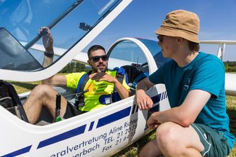 Vogtländer segelt in Auerbach auf Platz eins - Tamino Weigl (19) aus Werdau und Axel Fritzsche (19) aus Plauen beim fachsimpeln.