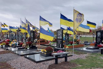 Vogtländer senden 1000. Botschaft aus dem Krieg: Wie lange es die Döbrichs in der Ukraine noch hält - Ein Soldatenfriedhof in der Ukraine. Die Gräber mehren sich. Von dort hat Achim Döbrich schon manche Videos gesendet. Seine 1000. Kriegsnotiz ist am morgigen Dienstag zu erwarten. Lieber würde er das Ende des Krieges verkünden.