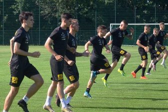 Vogtländer setzen auf Fußball und Beruf - Marc Philipp Zimmermann (rechts) leitete am Montag die Erwärmung beim Trainingsstart von Regionalligist VfB Auerbach. Das Team ist eines der wenigen der Liga, das noch aus Amateuren besteht.