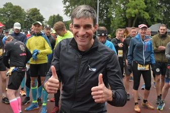 Vogtländer setzt sich in Eibenstock durch - Breites Siegerlächeln: Thomas Ungethüm vom VfB Lengenfeld hat beim Drei-Talsperren-Marathon über den langen Kanten gewonnen. 